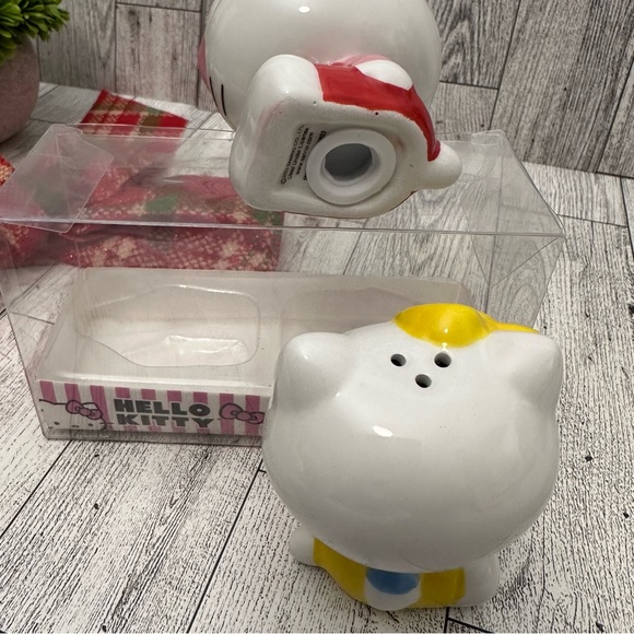 Hello kitty ceramic salt & pepper shaker set - Picture 3 of 8